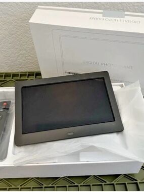 New 7 in Digital Photo Frame with IPS Screen - 1280x800 , 16:9 , Black